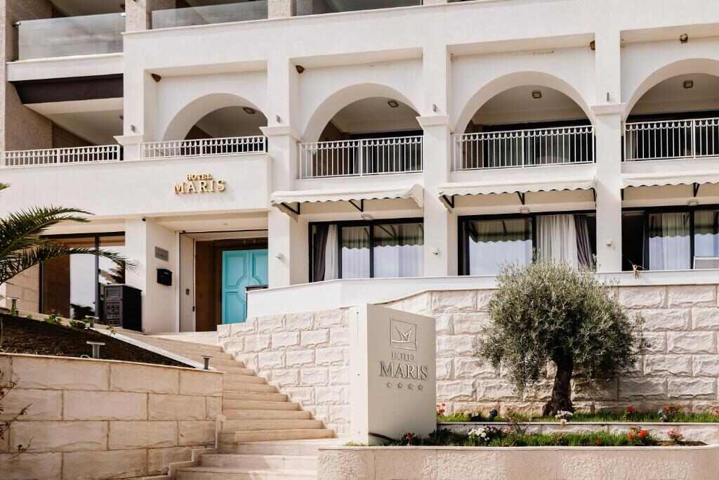 Entrance and facade of Hotel Maris in Ulcinj