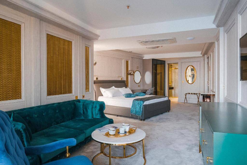 Queen Suite with sea view at Hotel Maris, Ulcinj