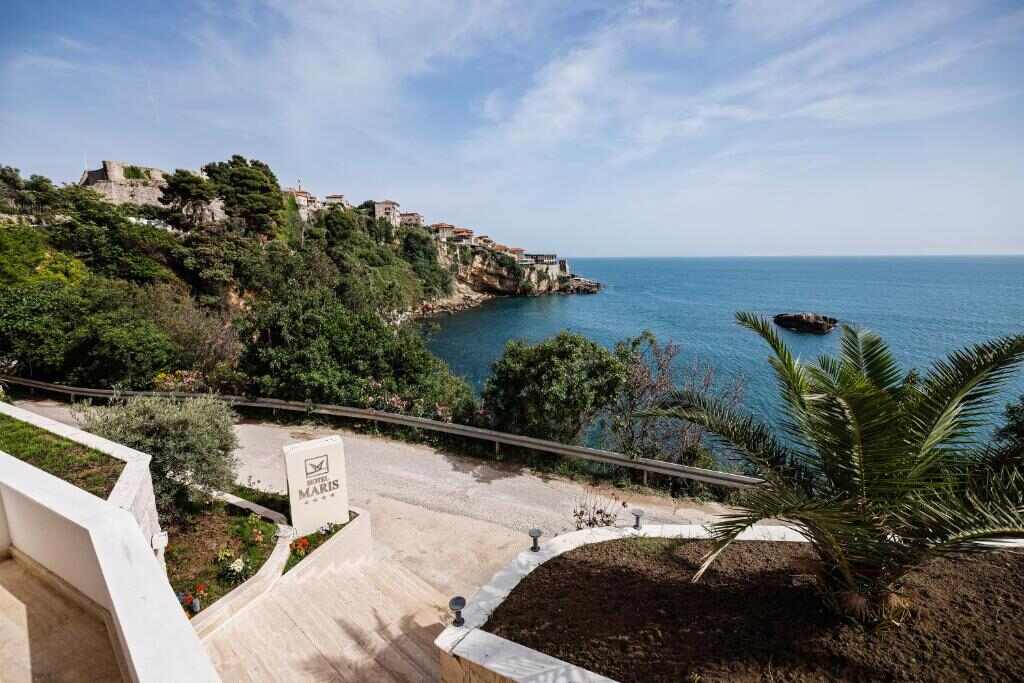 Pool terrace of Hotel Maris above the Adriatic